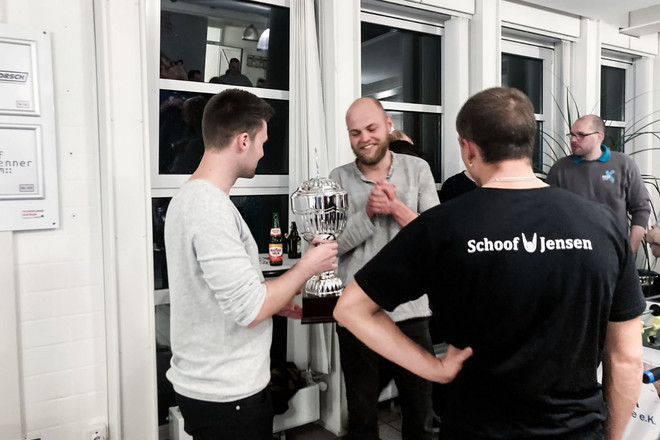 Drei Männer im Gespräch