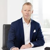 Michael Heil, ttp Wirtschaftsprüfer und Steuerberater Flensburg, posiert vor der Kamera