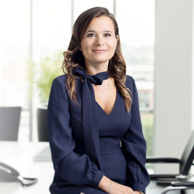 Jana Miller posiert vor der Kamera