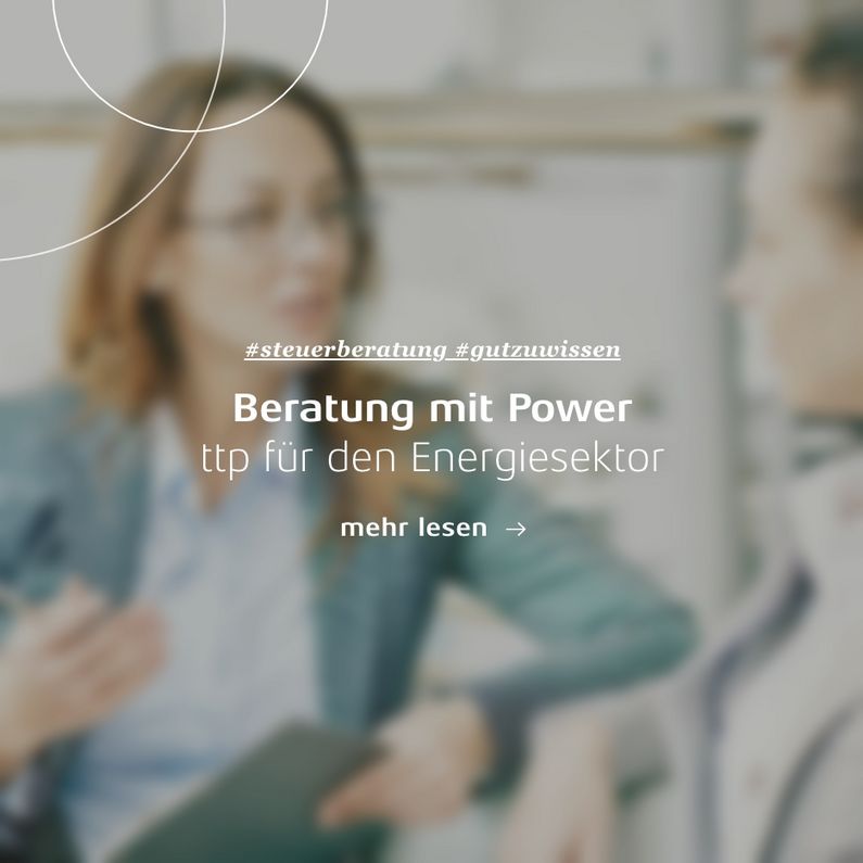 Eine Frau unterhält sich mit einem Mann