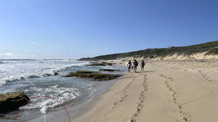 3 Surfer laufen am Strand.