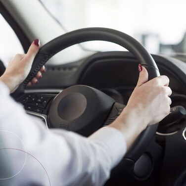 Eine Person am Steuer eines Autos.