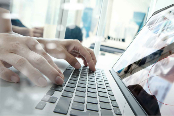 Tippende Hände am Arbeitsplatz