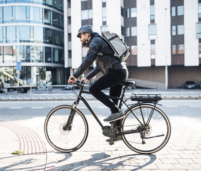 Quadratisches Bild von einem Mann der auf seinem Fahrrad fährt