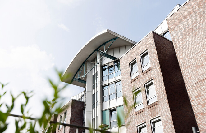 Blick auf die Fassade des ttp Gebäudes in Flensburg