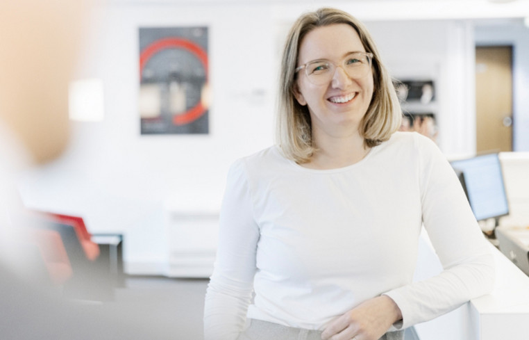 Eine lächelnde ttplerin im weißen Shirt