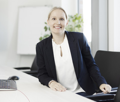 Kollegin Barbara Heller sitzt an ihrem Schreibtisch.