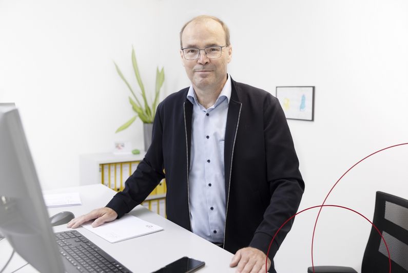 Frank Hansen steht an seinem Schreibtisch