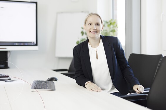 Kollegin Barbara Heller sitzt an ihrem Schreibtisch.