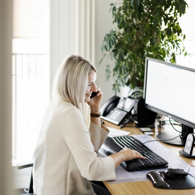 Eine blonde ttplerin telefoniert