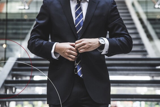 Mann knöpft sein Jackett zu