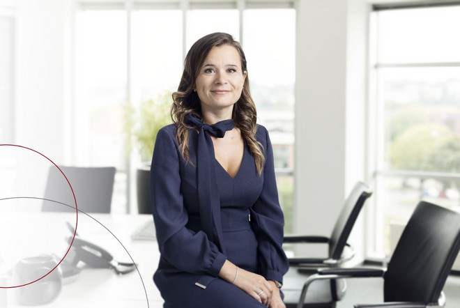 Jana Miller an ihrem Schreibtisch.