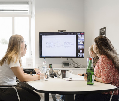 Vier ttp Mitarbeiterinnen sitzen im Meeting