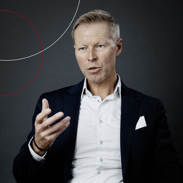 Ein ttp Mitarbeiter im schwarzen Anzug und weißem Hemd