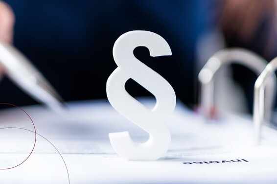 Ein Paragraphenzeichen auf einem weißen Blatt Papier