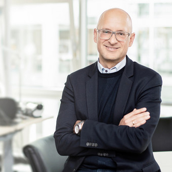 Thomas Bertram, ttp Rechtsanwalt in Husum, posiert vor der Kamera