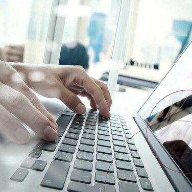 Tippende Hände am Arbeitsplatz