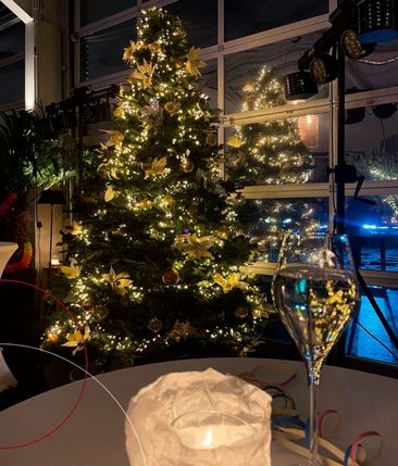 Ein geschmückter Tannenbaum am Abend