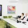 Zwei ttpler sitzen im Meeting