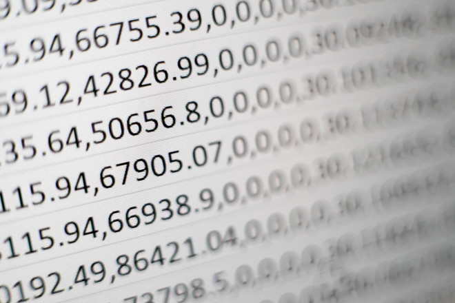 Viele Buchstaben auf weißem Hintergrund