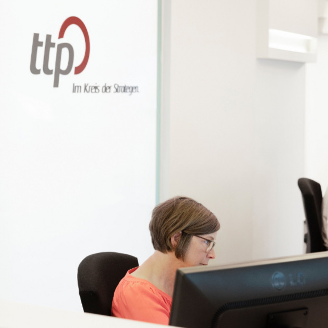 Zwei Frauen sitzen am Empfang des ttp Büros in Flensburg