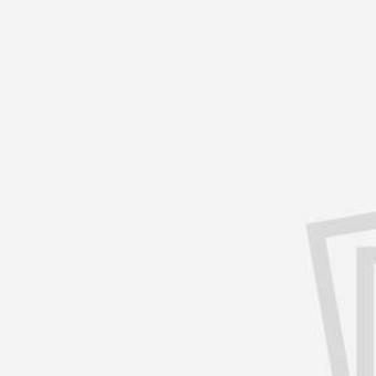 Portrait von Beate Theede in heller Kleidung. Sie lächelt.